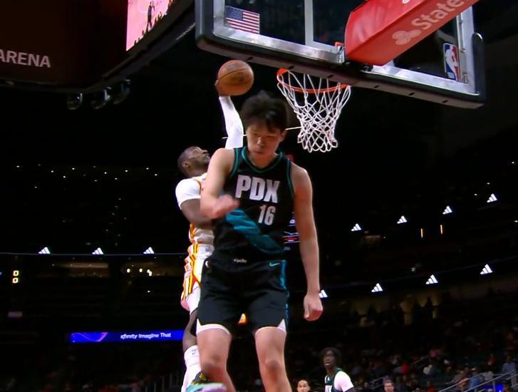 凶残隔扣杨瀚森！库明加3场64分23板打丢9冠王饭碗，库里追悔莫及