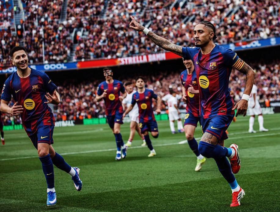 KY开云官网-足坛一夜动态！曼联复仇维拉，巴萨造5-2惨案，AC米兰吞赛季第3败