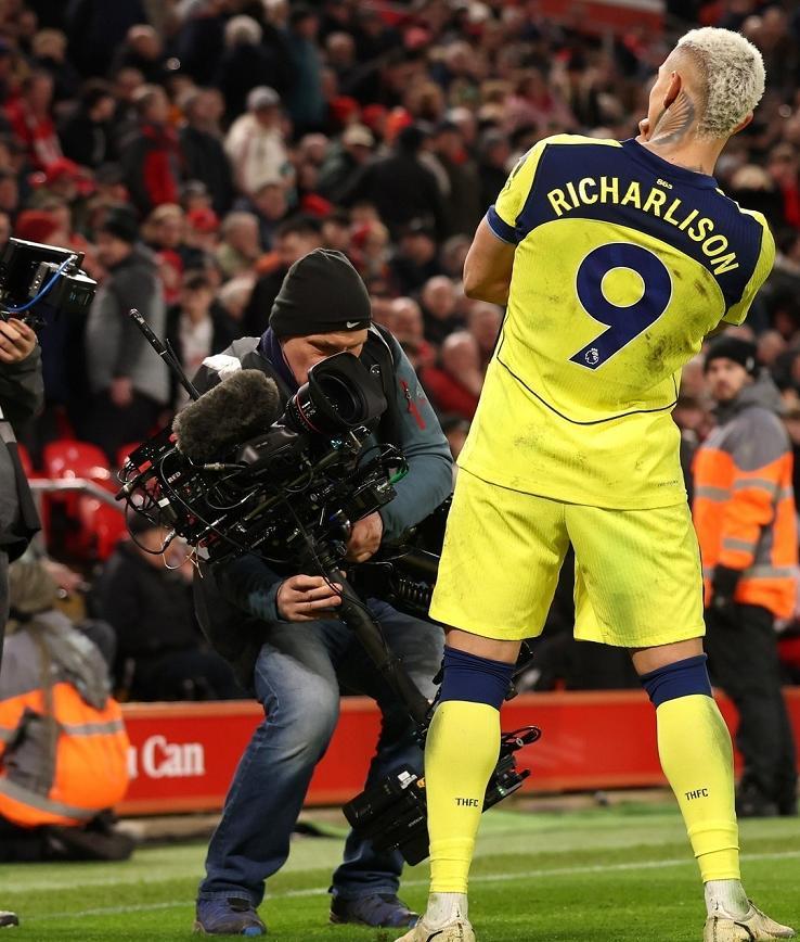 KY开云官网-足坛一夜动态！曼联复仇维拉，巴萨造5-2惨案，AC米兰吞赛季第3败