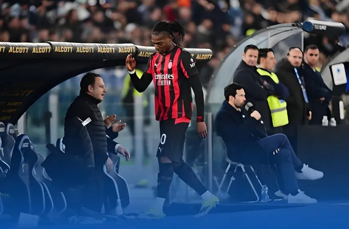 KY开云官网体育下载-一剑封喉却先戳自己人！米兰头牌怒推主帅，8分差距引爆内讧危机|AC米兰|莱奥|阿莱格里|拉斐尔-达-席尔瓦|塞巴斯蒂安-阿莱_新浪体育_新浪新闻