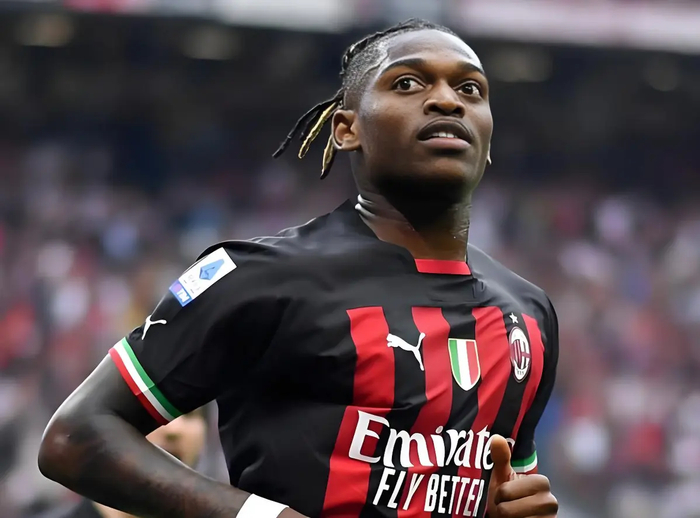 KY开云官网体育下载-一剑封喉却先戳自己人！米兰头牌怒推主帅，8分差距引爆内讧危机|AC米兰|莱奥|阿莱格里|拉斐尔-达-席尔瓦|塞巴斯蒂安-阿莱_新浪体育_新浪新闻